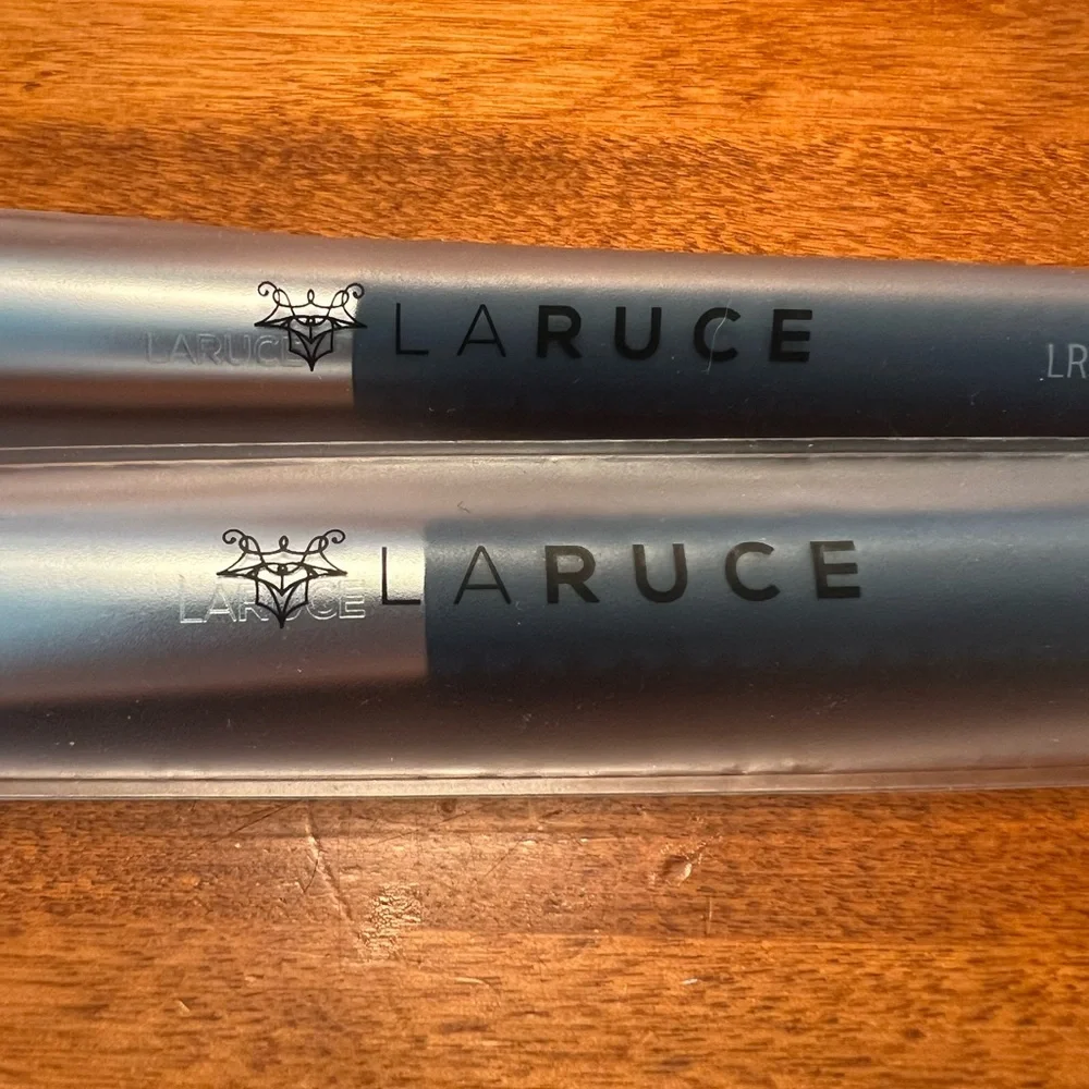 NWT 2 Laruce make up brushes. LR304 Angle brush-cheek & LR316 Duo fiber brush.